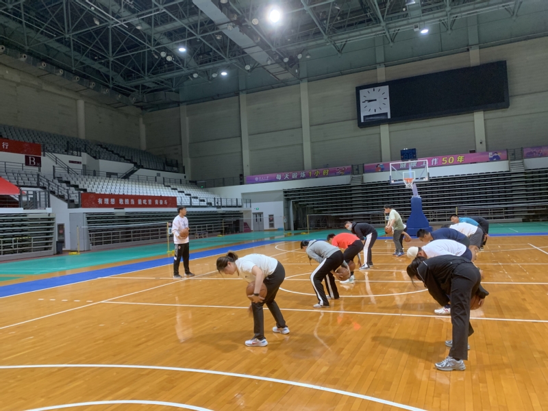 高二少女篮球场上炸翻全场自述答案只有努力