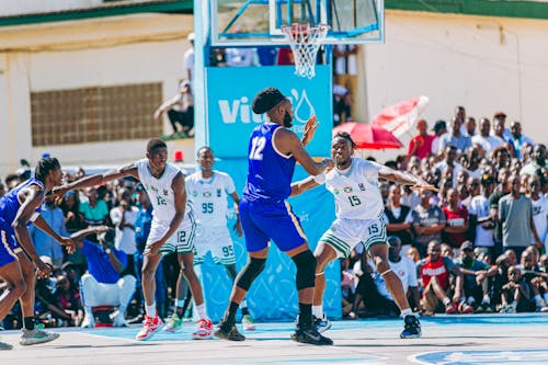 足球英超球队内部录像流出，球员争吵曝光